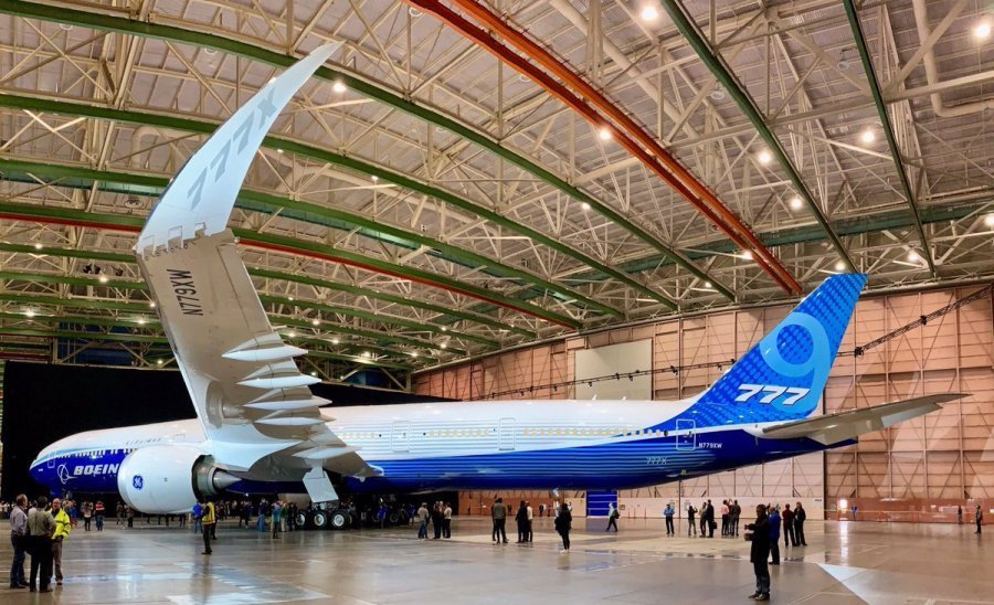 Boeing 777x-9 in house colors.